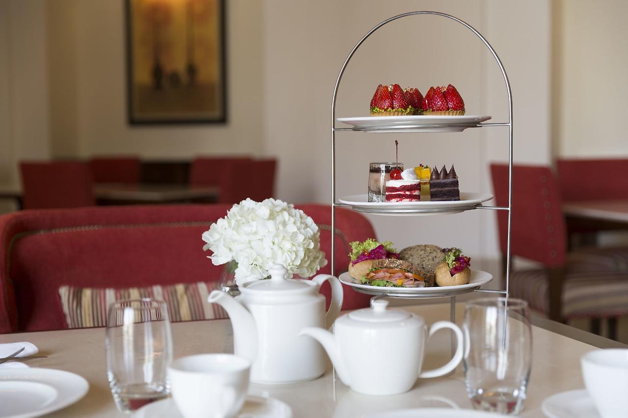 Al Najada Doha Hotel By Tivoli Ngoại thất bức ảnh Afternoon tea at the Jumeirah Emirates Towers Hotel, Dubai