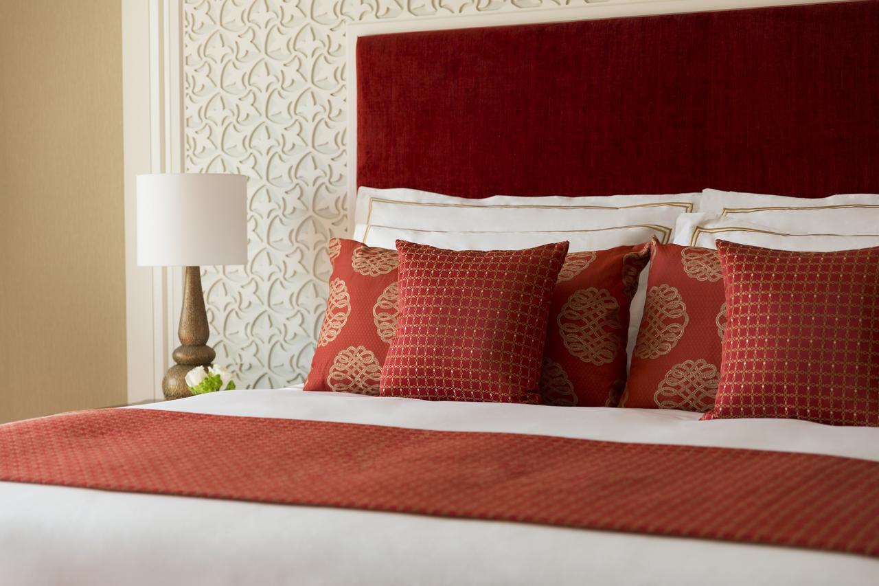 Al Najada Doha Hotel By Tivoli Ngoại thất bức ảnh A bed with cushions